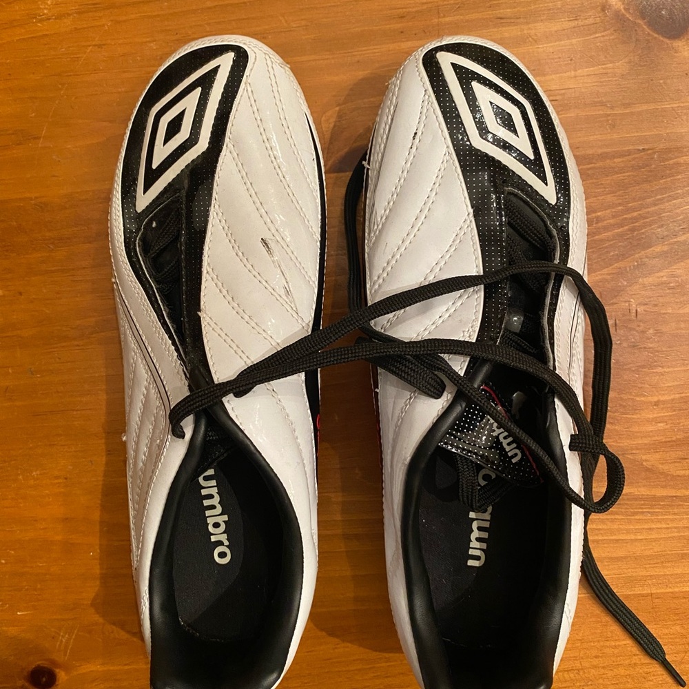 Umbro Black and White Athletic Shoes Classic Design